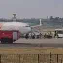 അടിയന്തര ലാൻഡിങ്ങിനിടെ എയർ ഇന്ത്യ എക്സപ്രസ് വിമാനത്തിന്റെ ടയറുകൾ പൊട്ടി; വലിയ ദുരന്തം ഒഴിവായത് തലനാരിഴയ്ക്ക്