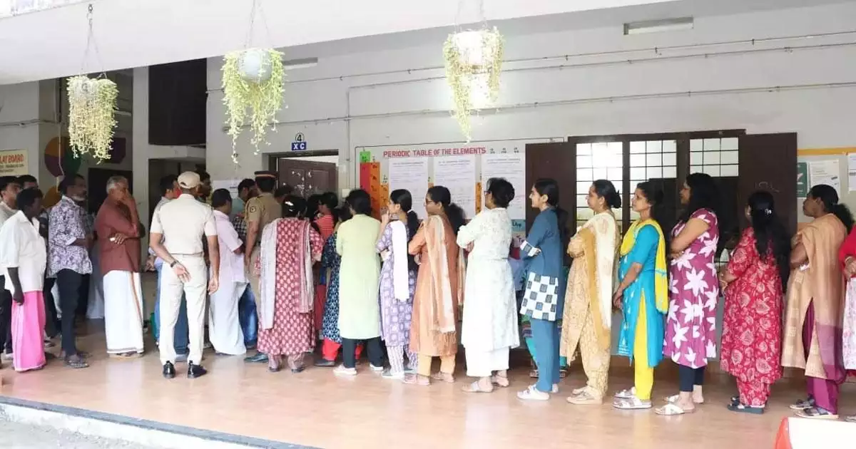 തദ്ദേശ തിരഞ്ഞെടുപ്പ്; പോളിങ് ബൂത്തുകളിൽ വോട്ടര്മാരുടെ നീണ്ട നിര, പോളിങ് ഉച്ചയോടെ 50% ശതമാനത്തിലേക്ക്