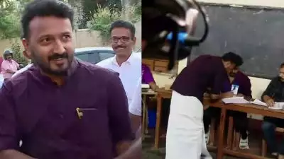 ഒളിവുജീവിതം അവസാനിപ്പിച്ച് രാഹുൽ മാങ്കൂട്ടത്തിൽ; പതിനഞ്ചാം ദിവസം പാലക്കാട് വോട്ട് ചെയ്യാനെത്തി, കുന്നത്തൂര്‍മേട് ബൂത്തില്‍ സമ്മതിദാനാവകാശം രേഖപ്പെടുത്തി