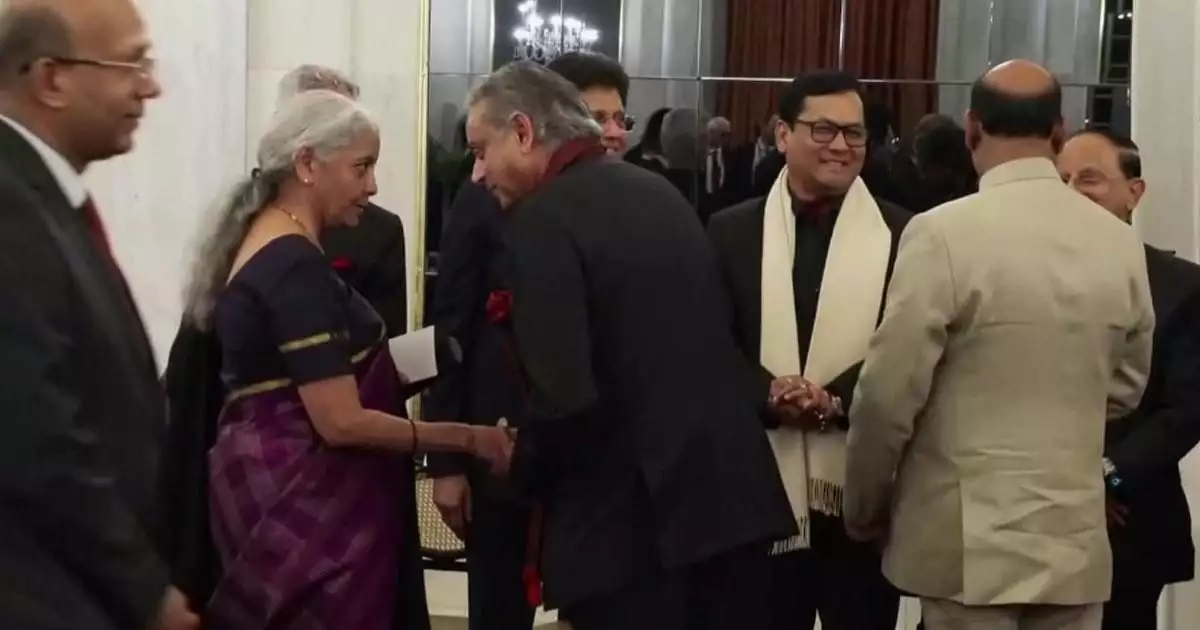 പുടിനായി ഒരുക്കിയ അത്താഴ വിരുന്നിൽ പങ്കെടുത്ത് ശശി തരൂർ; കോൺഗ്രസ് നേതൃത്വത്തിന് അതൃപ്തി