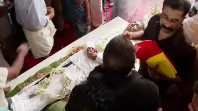 മലയാളത്തിന്‍റെ ശ്രീനിക്ക് അന്ത്യാഞ്ജലി അർപ്പിച്ച് മലയാളക്കര; സംസ്കാര ചടങ്ങുകൾ വീട്ടുവളപ്പിൽ