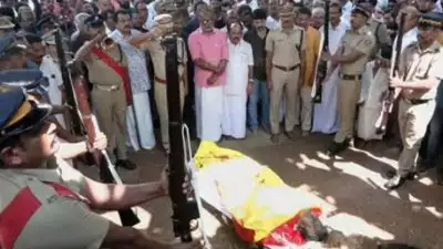 'മലയാളത്തിന്റെ ശ്രീനി ഇനി ഓർമകളിൽ ജീവിക്കും'; ശ്രീനിവാസന്റെ സംസ്കാര ചടങ്ങുകൾ ഒദ്യോഗിക ബഹുമതികളോടെ പൂർത്തിയായി