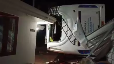 കല്ലമ്പലത്ത് ടൂറിസ്റ്റ് ബസ്സ് മറിഞ്ഞുണ്ടായ അപകടം; ഡ്രൈവര്‍ ഉറങ്ങിപ്പോയതെന്ന് സംശയം, അഞ്ച് പേരുടെ നില ഗുരുതരം