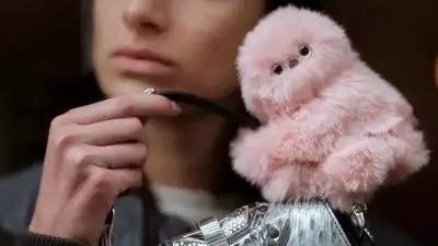 ജപ്പാന്റെ നാണക്കാരി റോബോട്ട്; ഫാഷൻ ലോകത്തെ ഞെട്ടിച്ച് 'മിറുമി'