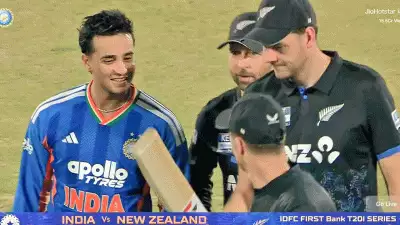 'അടുത്ത മത്സരത്തിൽ ഈ ബാറ്റ് ഒന്ന് കടം തരുമോ'; മത്സരശേഷം അഭിഷേകിന്റെ ബാറ്റ് പരിശോധിച്ച് കീവീസ് താരങ്ങൾ