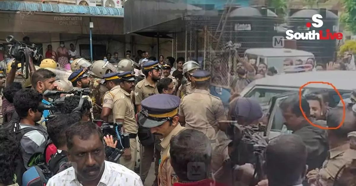 വാഹനം തടഞ്ഞു, കൂക്കി വിളിച്ചു, കരിങ്കൊടി കാട്ടി, കയ്യേറ്റ ശ്രമം; രാഹുല് മാങ്കൂട്ടത്തിലിനെ വൈദ്യപരിശേധനയ്ക്ക് കൊണ്ടുവന്നപ്പോള് കനത്ത പ്രതിഷേധം; അയോഗ്യനാക്കാനുള്ള നിയമോപദേശം തേടാന് സ്പീക്കര്