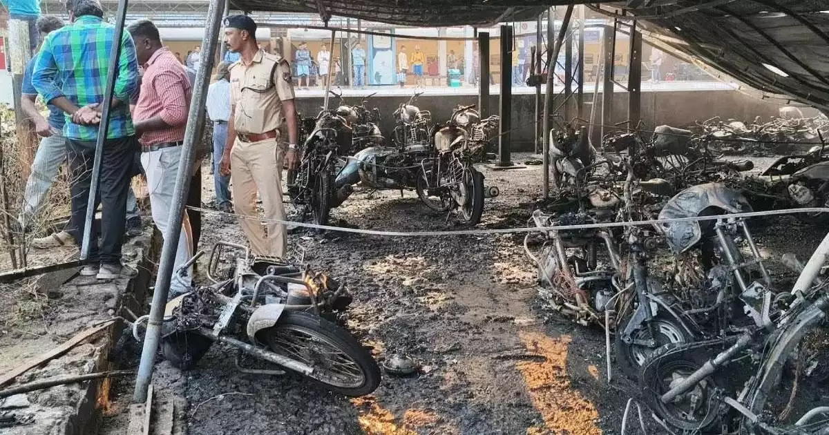 തൃശൂർ റെയിൽവേ സ്റ്റേഷനിൽ പാർക്കിങ്ങിലുണ്ടായ തീപിടിത്തം; ഗുരുതര വീഴ്ചയെന്ന് പൊലീസ്, പ്രത്യേകസംഘം അന്വേഷിക്കും