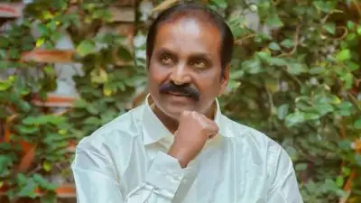 തിരുപ്പൂരിൽ ഗാനരചയിതാവ് വൈരമുത്തുവിന് നേരെ ചെരുപ്പേറ്; യുവതി പിടിയില്‍