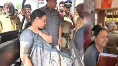 കെഎസ്‌യു പ്രതിഷേധത്തിനിടെ ആരോഗ്യ മന്ത്രി വീണാ ജോര്‍ജിന് പരുക്കേറ്റു; കഴുത്തിനും കൈയ്ക്കും പരുക്ക്, ആശുപത്രിയിലേക്ക് മാറ്റി