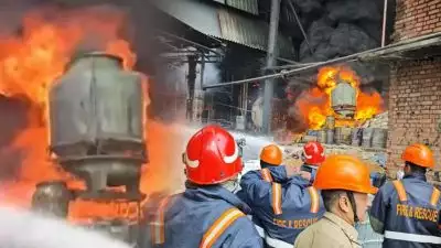 എടയാർ തീപിടുത്തത്തിൽ മരിച്ച തൊഴിലാളിയുടെ കുടുംബത്തിന് അഞ്ച് ലക്ഷം രൂപ നൽകാൻ കളക്ടറുടെ നിർദേശം; മക്കളുടെ പഠന ചെലവ് കമ്പനി വഹിക്കണമെന്നും കളക്ടർ