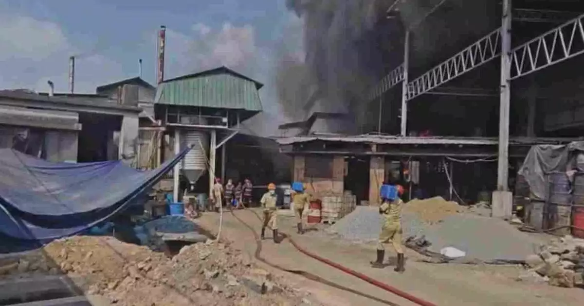 കൊച്ചി എടയാർ വ്യവസായമേഖലയിൽ വൻ തീപിടിത്തം; ഒരാൾ മരിച്ചു, നിരവധിപേർക്ക് പരിക്ക്