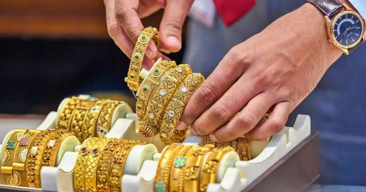 യുദ്ധഭീതിക്കിടയിലും കുത്തനെ ഇടിഞ്ഞ് സ്വർണവില; ഇനിയും കുറയും?