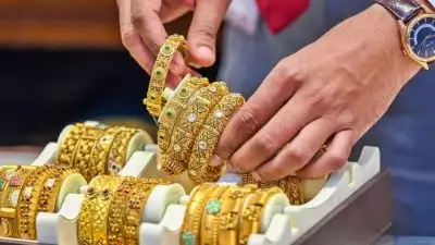 യുദ്ധഭീതിക്കിടയിലും കുത്തനെ ഇടിഞ്ഞ് സ്വർണവില; ഇനിയും കുറയും?