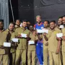 ഇതാണ് ഞങ്ങളുടെ ഹാർദിക്; ടി-20 ലോകകപ്പിൽ സഹായിച്ച വാംഖഡെയിലെ ഗ്രൗണ്ട് സ്റ്റാഫുകൾക്ക് 10 ലക്ഷം രൂപ വീതം കൈമാറി