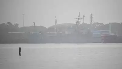 കൊച്ചിയിൽ നങ്കൂരമിട്ട ഇറാൻ കപ്പലിന്‍റെ ദൃശ്യം പകർത്താൻ ശ്രമം; രണ്ട് മാധ്യമപ്രവർത്തകർ അറസ്റ്റിൽ; ഫോട്ടോയെ‌ടുത്താൽ കേസെ‌ടുക്കുമെന്ന് കൊച്ചി പൊലീസ്