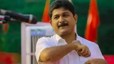 കോണ്‍ഗ്രസ് പിരിച്ച പണം ദുരന്തത്തില്‍ മരിച്ചവരുടെ ചോര പുരണ്ടത്; അത് ഏത് അക്കൗണ്ടിലെന്നും എത്ര രൂപ നിക്ഷേപിച്ചുവെന്നും വ്യക്തമാക്കണം : കോണ്‍ഗ്രസിനെതിരെ രൂക്ഷ വിമര്‍ശനവുമായി എം. സ്വരാജ്