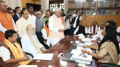 രാജ്യസഭയിലേക്ക് നാമനിര്‍ദേശ പത്രിക സമര്‍പ്പിച്ച് നിതീഷ് കുമാര്‍; അമിത് ഷായുടെ സാന്നിധ്യത്തില്‍ പത്രിക സമര്‍പ്പണം; ബിഹാറില്‍ ആദ്യമായി ബിജെപി മുഖ്യമന്ത്രിക്ക് അവസരമൊരുക്കി പിന്മാറ്റം