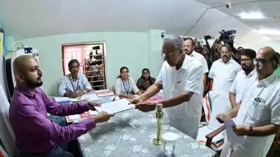 ധർമടത്ത് നാമനിർദേശ പത്രിക സമർപ്പിച്ച് പിണറായി വിജയൻ