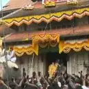 കടുത്ത വെയിലിനെ അവഗണിച്ച് പൂരനഗരിയിലേക്ക് ജനസാഗരം; വെടിക്കെട്ടില്ലാതെ, നിയന്ത്രണങ്ങളോടെ തൃശൂർ പൂരം