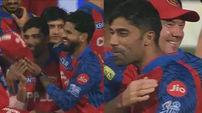 'സാരമില്ലടാ', മൂന്നു ക്യാച്ചുകൾ പാഴാക്കിയ ശശാങ്കിനെ ശകാരിക്കാതെ ചേർത്ത് നിർത്തി ശ്രേയസും പോണ്ടിങ്ങും; താരങ്ങളുടെ പ്രവർത്തിയിൽ കൈയടിച്ച് ആരാധകർ