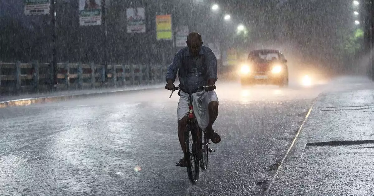 ഇന്ന് നാലു ജില്ലകളിൽ ശക്തമായ മഴ; 50 കിലോമീറ്റർ വേഗതയിൽ കാറ്റ് വീശാൻ സാധ്യത; വിവിധ ജില്ലകളിൽ ഇന്നും നാളെയും യെല്ലോ അലർട്ട്