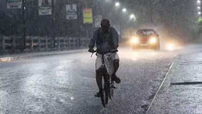 ഇന്ന് നാലു ജില്ലകളിൽ ശക്തമായ മഴ; 50 കിലോമീറ്റർ വേഗതയിൽ കാറ്റ് വീശാൻ സാധ‍്യത; വിവിധ ജില്ലകളിൽ ഇന്നും നാളെയും യെല്ലോ അലർട്ട്