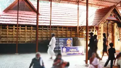 കണികാണുന്നതിനിടെ മോഷണം, പന്തളം കൊട്ടാരത്തില്‍ നിന്ന് കാണിപ്പൊന്ന് മോഷണം പോയി; കൊട്ടാരം കുടുംബാംഗമാണെന്ന് പറഞ്ഞെത്തിയ ആള്‍ അയ്യപ്പന്റെ കാണിപ്പൊന്നുമായി മുങ്ങി