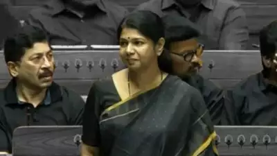 ഫെഡറല്‍ ഘടനയ്‌ക്കെതിരായ ഏറ്റവും വലിയ ആക്രമണം, രാഷ്ട്രീയ നേട്ടത്തിന് വനിതകളെ കേന്ദ്രസര്‍ക്കാര്‍ ആയുധമാക്കുന്നുവെന്ന് കനിമൊഴി; കറുത്ത വസ്ത്രത്തിലെത്തി പ്രതിഷേധം