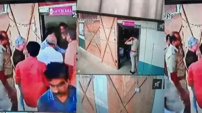 കോഴിക്കോട് ജെഡിടി കോളേജിലെ സ്‌ട്രോങ് റൂം തുറന്നെന്ന് ആരോപണം; ഉദ്യോഗസ്ഥര്‍ക്കെതിരേ നടപടി വേണമെന്ന് യുഡിഎഫ്; പോളിങ് രേഖകള്‍ സൂക്ഷിച്ച മുറിയാണ് തുറന്നതെന്ന് റിട്ടേണിങ് ഓഫീസര്‍