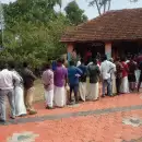 ബൂത്തുകളിൽ വോട്ടർമാരുടെ നീണ്ട നിര; ചിലയിടത്ത് വോട്ടിംഗ് യന്ത്രങ്ങളിൽ തകരാറുകൾ