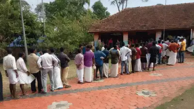 ബൂത്തുകളിൽ വോട്ടർമാരുടെ നീണ്ട നിര; ചിലയിടത്ത് വോട്ടിംഗ് യന്ത്രങ്ങളിൽ തകരാറുകൾ
