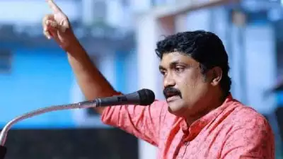 'പിണറായിയുടെ ചോരയ്ക്ക് ദാഹിക്കുന്നവർ നിരാശപ്പെട്ട് മടങ്ങേണ്ടി വരും, സംഘപരിവാറിന്റെ വിരട്ടൽ കമ്യൂണിസ്റ്റ് പാർട്ടിയോട് വിലപ്പോകില്ല'; എ എ റഹിം