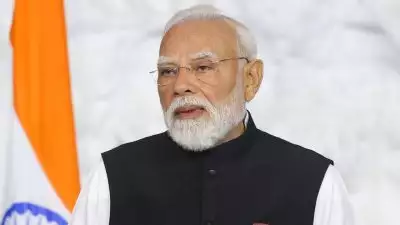 ഒരുതവണയെങ്കിലും മോദി ജനങ്ങളുടെ ക്ഷേമത്തെക്കുറിച്ച് ചിന്തിക്കണം, എത്ര കാലം മുതലാളിമാരെ അനുകൂലിക്കും?; എണ്ണ കമ്പനികളുടെ ലാഭത്തിൽ മാത്രമാണ് പ്രധാനമന്ത്രിക്ക് ശ്രദ്ധയെന്ന് വിമർശനം