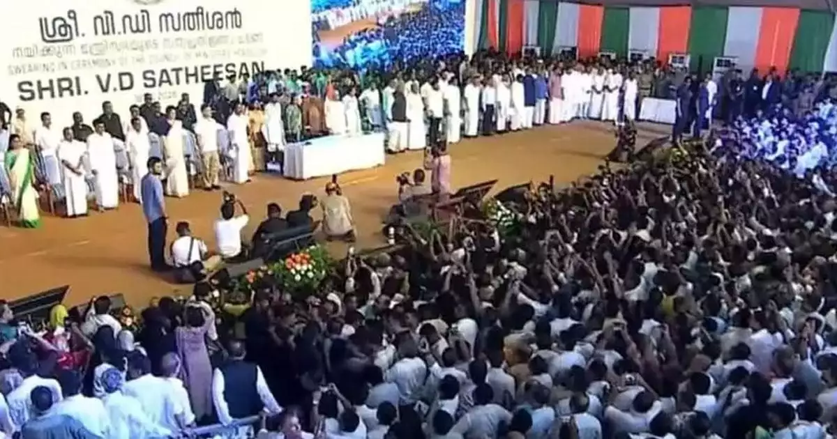സത്യപ്രതിജ്ഞാ വേദിയിൽ ഇരിപ്പിടം പോലും കിട്ടാതെ എംഎൽഎമാരും പാർട്ടി നേതാക്കളും; ജനക്കൂട്ടത്തെ നിയന്ത്രിക്കാൻ പാടുപെട്ട് പോലീസ്