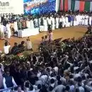 സത്യപ്രതിജ്ഞാ വേദിയിൽ ഇരിപ്പിടം പോലും കിട്ടാതെ എംഎൽഎമാരും പാർട്ടി നേതാക്കളും; ജനക്കൂട്ടത്തെ നിയന്ത്രിക്കാൻ പാടുപെട്ട് പോലീസ്