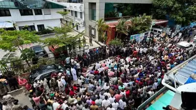 ഇഡി റെയ്ഡ്; പിണറായി വിജയൻ്റെ വീടിന് മുന്നിൽ കുത്തിയിരുന്ന് പ്രതിഷേധിച്ച് സിപിഎം നേതാക്കൾ, പ്രതിഷേധം ശക്തമാക്കും