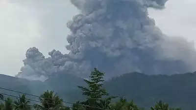 ഇന്തോനേഷ്യയിൽ അഗ്നിപർവ്വത സ്ഫോടനത്തിൽ മൂന്ന് മരണം; നിരവധിപേര്‍ കുടുങ്ങി