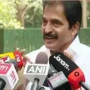 'ഹൈക്കമാന്‍ഡിന്റെ ഇപ്പോഴത്തെ തീരുമാനം ശിരസ്സാവഹിക്കുന്നു, അടിയുറച്ച കോണ്‍ഗ്രസുകാരനാണ് ഞാന്‍, മരിക്കുമ്പോള്‍ ത്രിവര്‍ണം പുതച്ചു കിടക്കണമെന്ന് ആഗ്രഹിക്കുന്നയാള്‍'; സതീശന് അഭിനന്ദനങ്ങളെന്നും എല്ലാം പിന്തുണയുമെന്നും കെ സി വേണുഗോപാല്‍