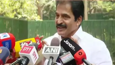 'ഹൈക്കമാന്‍ഡിന്റെ ഇപ്പോഴത്തെ തീരുമാനം ശിരസ്സാവഹിക്കുന്നു, അടിയുറച്ച കോണ്‍ഗ്രസുകാരനാണ് ഞാന്‍, മരിക്കുമ്പോള്‍ ത്രിവര്‍ണം പുതച്ചു കിടക്കണമെന്ന് ആഗ്രഹിക്കുന്നയാള്‍'; സതീശന് അഭിനന്ദനങ്ങളെന്നും എല്ലാം പിന്തുണയുമെന്നും കെ സി വേണുഗോപാല്‍
