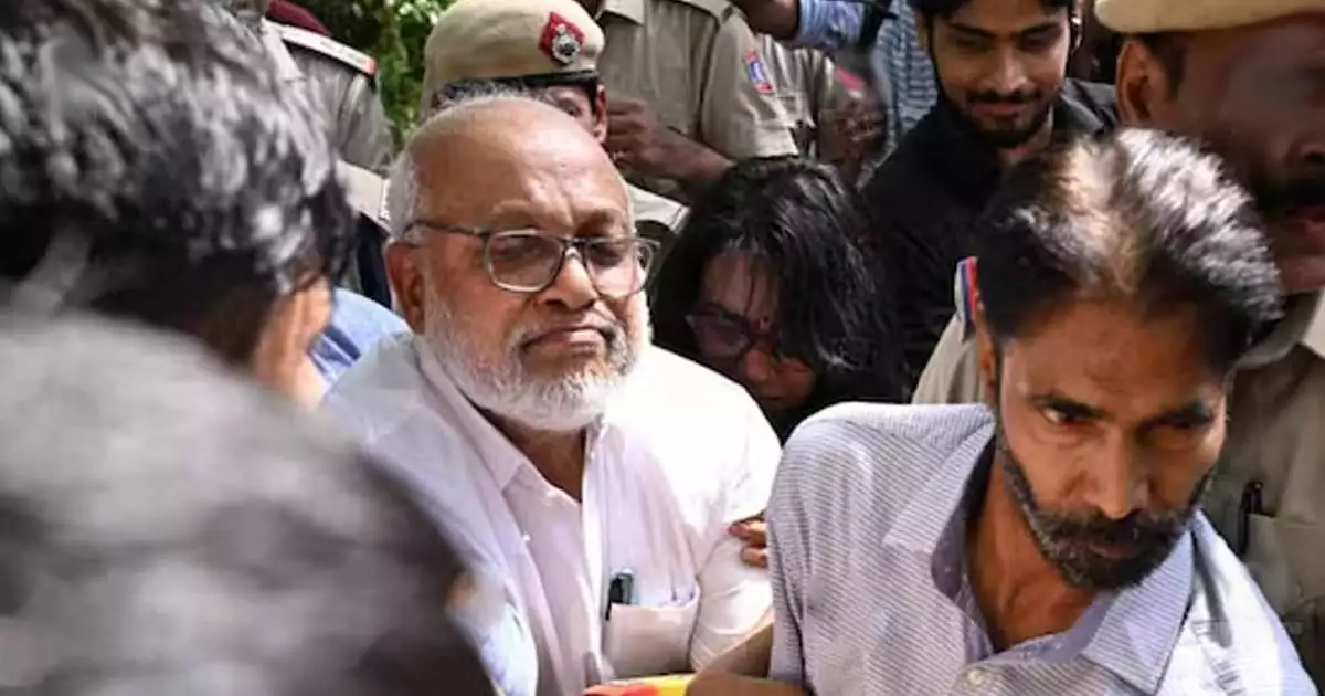 കേരളത്തിലെ ഇ ഡി റെയ്ഡ്, ഇ ഡി ആസ്ഥാനത്ത് പ്രതിഷേധം; എം എ ബേബിയെ കസ്റ്റഡിയിലെടുത്ത് പൊലീസ്