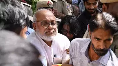 കേരളത്തിലെ ഇ ഡി റെയ്‌ഡ്, ഇ ഡി ആസ്ഥാനത്ത് പ്രതിഷേധം; എം എ ബേബിയെ കസ്റ്റഡിയിലെടുത്ത് പൊലീസ്
