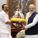 പ്രധാനമന്ത്രിയുമായി ആദ്യ ഔദ്യോഗിക കൂടിക്കാഴ്ച നടത്തി വി. ഡി. സതീശൻ; മോദിക്ക് കഥകളി ശില്പം സമ്മാനിച്ചു