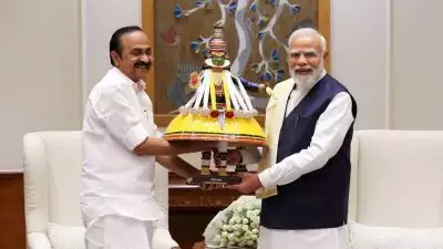 പ്രധാനമന്ത്രിയുമായി ആദ്യ ഔദ്യോഗിക കൂടിക്കാഴ്ച നടത്തി വി. ഡി. സതീശൻ; മോദിക്ക് കഥകളി ശില്പം സമ്മാനിച്ചു