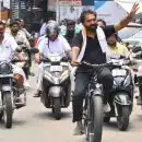 ഫ്‌ലക്‌സ് ബോര്‍ഡില്ലാതെ സൈക്കിളില്‍ നടത്തിയ പ്രചാരണം; ചാണ്ടി ഉമ്മന്‍ 50,000 വോട്ടിന്റെ റെക്കോര്‍ഡ് ഭൂരിപക്ഷത്തിലേക്ക്