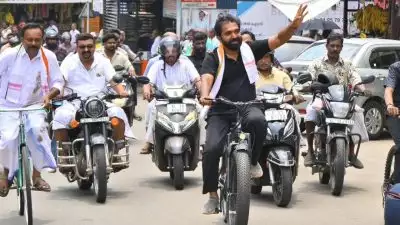 ഫ്‌ലക്‌സ് ബോര്‍ഡില്ലാതെ സൈക്കിളില്‍ നടത്തിയ പ്രചാരണം; ചാണ്ടി ഉമ്മന്‍ 50,000 വോട്ടിന്റെ റെക്കോര്‍ഡ് ഭൂരിപക്ഷത്തിലേക്ക്