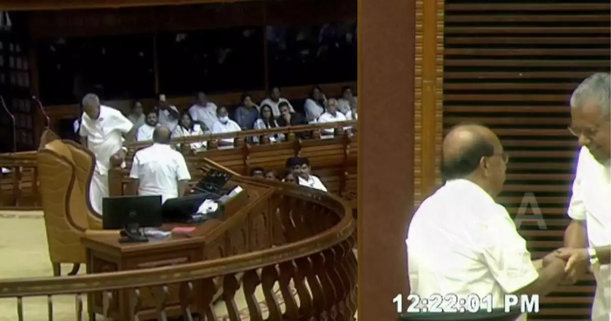 സഗൗരവം പിണറായി വിജയന്, പ്രോ ടേം സ്പീക്കര് ജി സുധാകരന് നിറഞ്ഞ ചിരിയോടെ ഡയസിലെത്തി കൈകൊടുത്തു