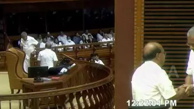 സഗൗരവം പിണറായി വിജയന്‍,  പ്രോ ടേം സ്പീക്കര്‍ ജി സുധാകരന് നിറഞ്ഞ ചിരിയോടെ ഡയസിലെത്തി കൈകൊടുത്തു