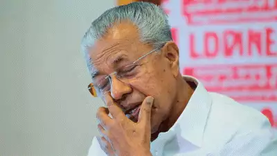 മുഖ്യമന്ത്രി പിണറായി വിജയൻ രാജിവെച്ചു; രാജിക്കത്ത് എത്തിച്ചത് ദൂതൻ
