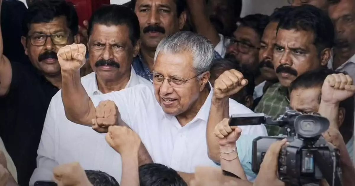 ഇ ഡിക്കെതിരായ സിപിഐഎം ആക്രമണം; പിന്നാലെ മൂഷ്ടി ചുരുട്ടിയുള്ള ഫോട്ടോ പങ്കുവെച്ച് പിണറായി വിജയൻ