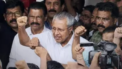 ഇ ഡിക്കെതിരായ സിപിഐഎം ആക്രമണം; പിന്നാലെ മൂഷ്ടി ചുരുട്ടിയുള്ള ഫോട്ടോ പങ്കുവെച്ച് പിണറായി വിജയൻ